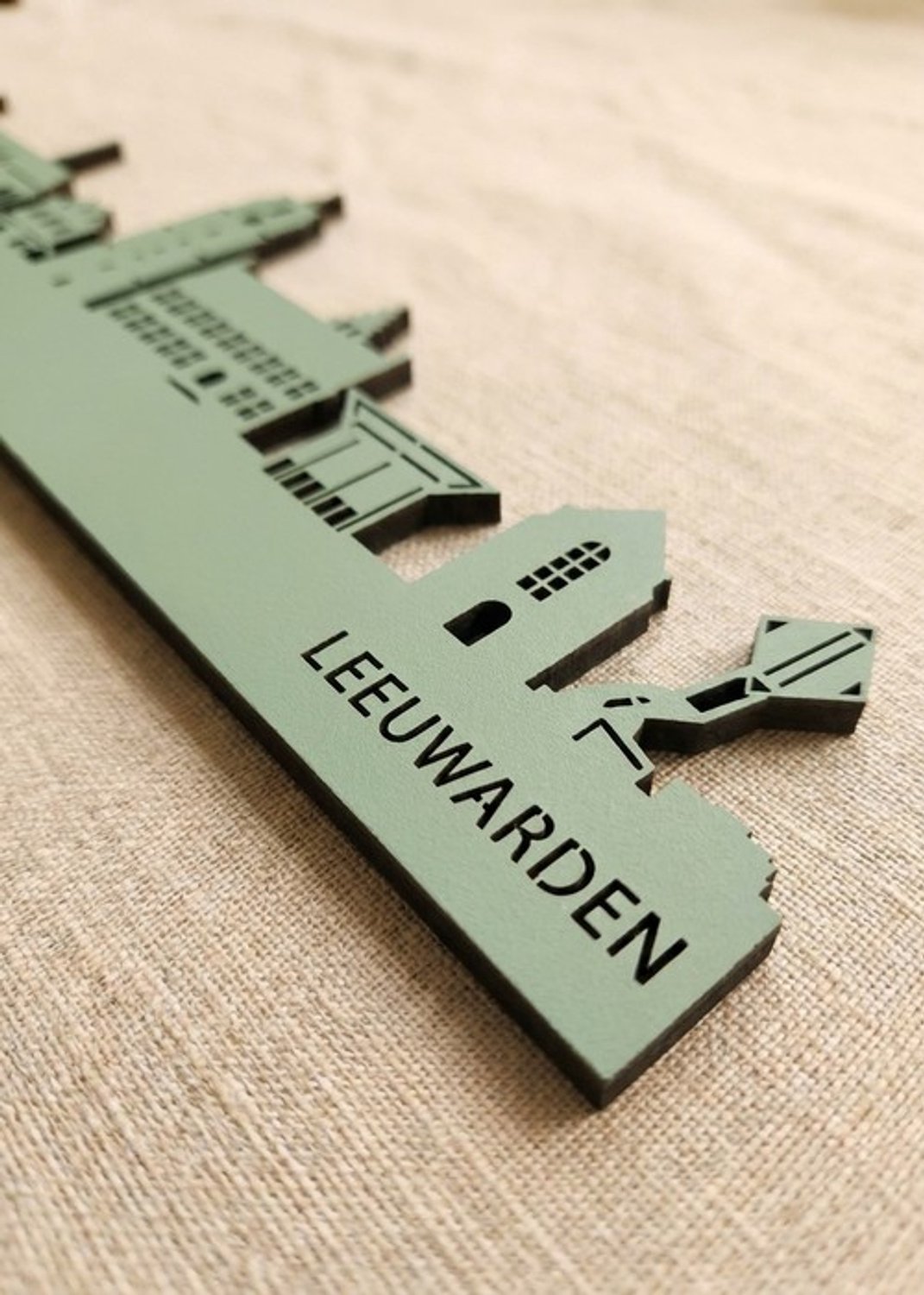Houten Skyline Leeuwarden | Wanddecoratie voor aan de muur | Groen MDF | 70 x 13 cm