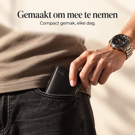 Porte-cartes EliteWallets noir en cuir nappa dans une poche de pantalon. Design compact.