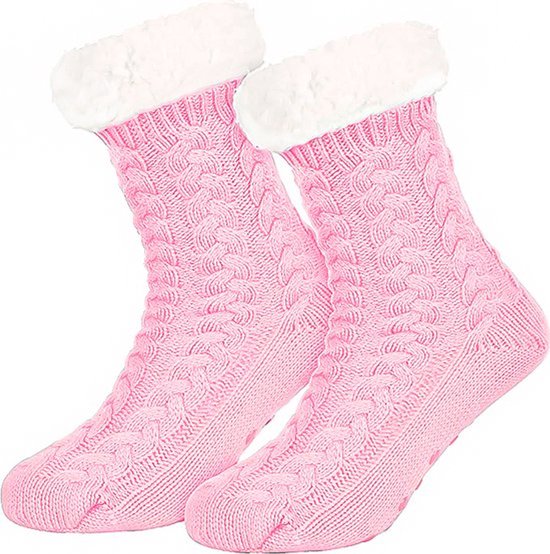 Roze gebreide huissokken met kabelpatroon en witte fleece boord.