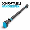 Zwarte optrekstang met blauwe handgrepen en tekst "COMFORTABELE HANDGREPEN".