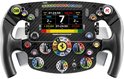 Zwart racestuur met carbon fiber look, digitaal display en rode accenten. Het stuur heeft zwarte handgrepen en diverse draaiknoppen en druktoetsen.