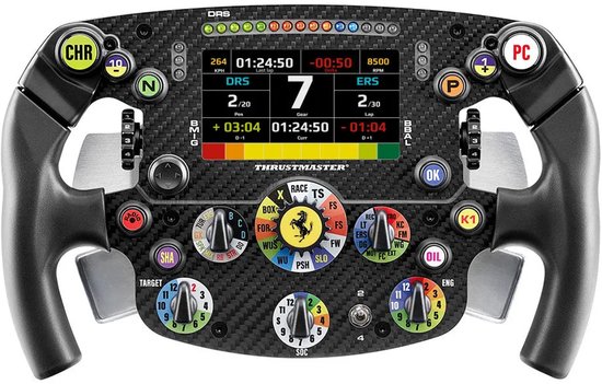 Zwart racestuur met carbon fiber look, digitaal display en rode accenten. Het stuur heeft zwarte handgrepen en diverse draaiknoppen en druktoetsen.