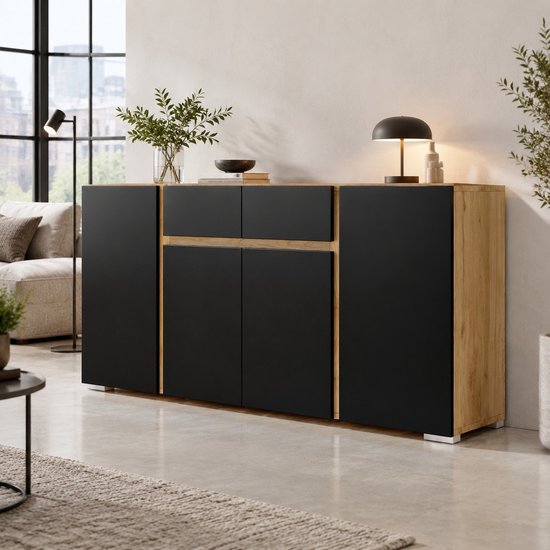 Modern dressoir met zwarte deuren en houten frame in een sfeervol verlicht interieur.