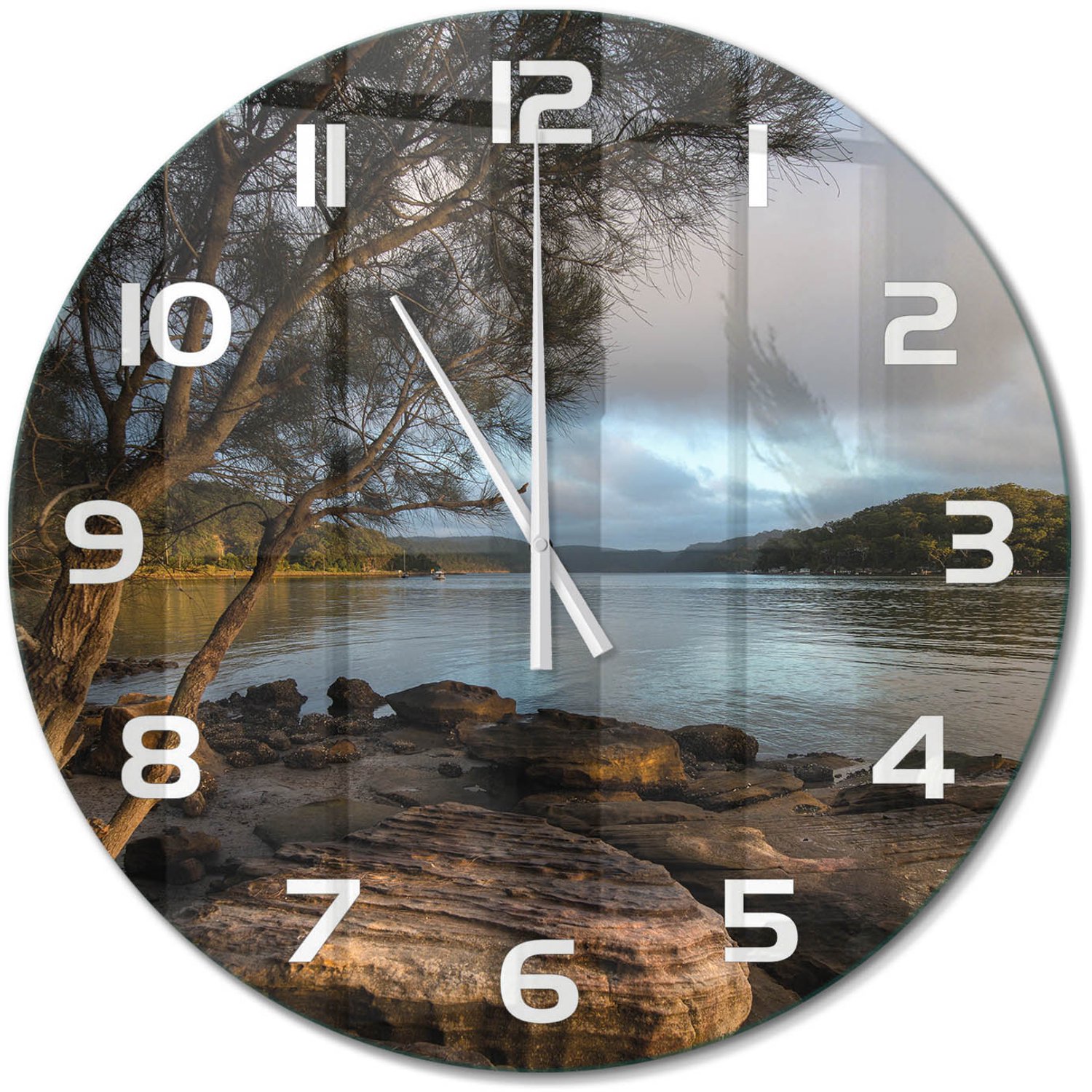 TULUP Wandklok - Boom aan de rivier Glazen Klok Met Print - fi60 cm - Bruin Wandklok Glas Met Motief - Witte handen - Ronde Klok - Wandklok Glas Decoratie - Gekleurde Glazen Klok
