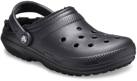 Zwarte Crocs Classic Lined Clog met ventilatiegaten, zachte voering en hielband.