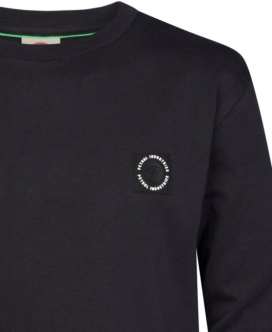 Zwart Petrol Industries shirt met ronde hals en een rond merklogo op de borst.