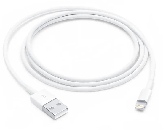 Witte USB-naar-Lightning-kabel opgerold op een witte achtergrond.
