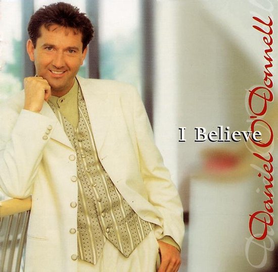 Daniel O'Donnell in een wit jasje met een gestreept vest op de albumhoes 'I Believe'.