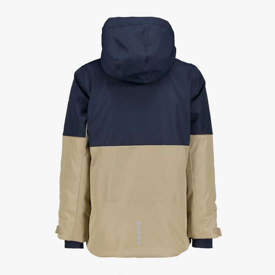 Rugzijde van een tweekleurige outdoorjas in marineblauw en beige met capuchon.