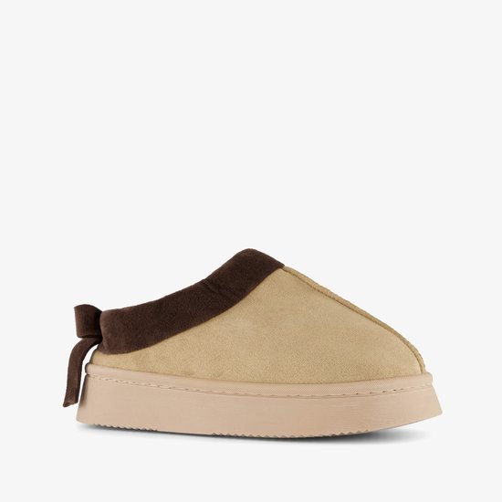 Schuin vooraanzicht van de beige pantoffel met donkerbruine kraag en strik.