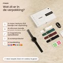 Overzicht van de verpakking inclusief zwarte smartwatch, vier extra siliconen bandjes, oplaadkabel en screenprotector.