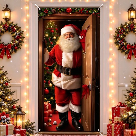 Deurpaneel met de Kerstman die een houten deur opent, omringd door kerstverlichting, slingers en cadeaus.