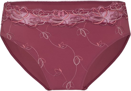 Paarse slip met hoge taille en sierlijk geborduurde bloemen en bladeren op een glanzende stof.