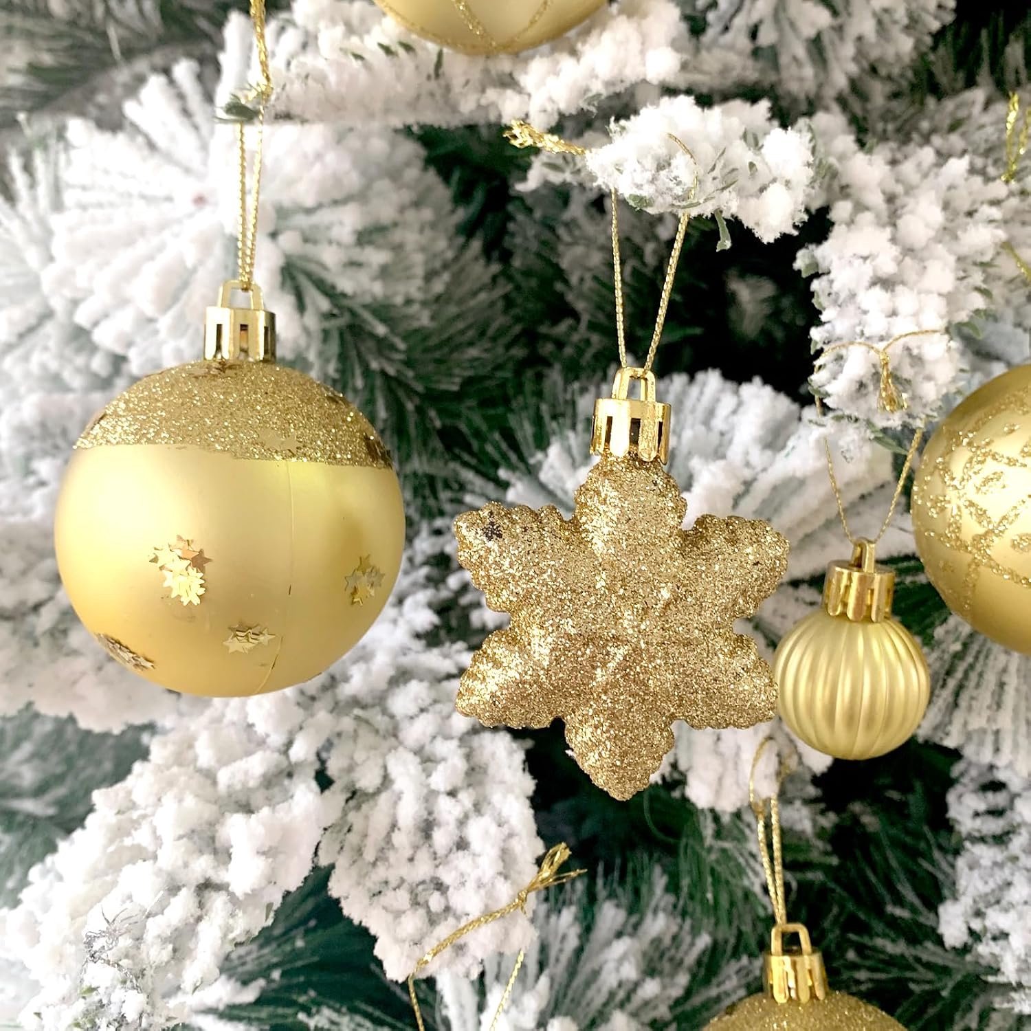 Kerstversiering – Set van 45 gouden kerstballen-met een diameter van 6 cm; decoratieve kunststof ornamenten voor in de kerstboom-ook geschikt voor gebruik in kransen-slingers en diverse andere kerstdecoraties-Rood-goud – foto 5