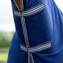 Detailopname van gestreepte riemen en ringen op een donkerblauwe fleece halsdeken.