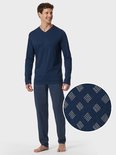 Man met donkerblauwe pyjama met V-hals en close-up van het streepjespatroon op de broek.