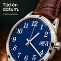 Detailopname van een horloge met blauwe wijzerplaat, witte cijfers en een bruine lederen band met krokoprint.