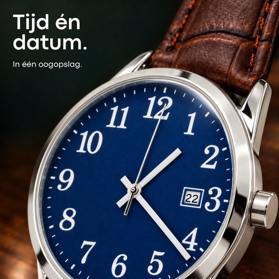 Detailopname van een horloge met blauwe wijzerplaat, witte cijfers en een bruine lederen band met krokoprint.