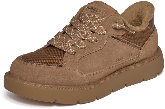 Bruine suède Skechers sneaker met veters, warme voering en zool in dezelfde kleur, schuin zijaanzicht.