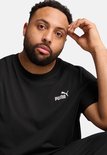 Man draagt een zwarte PUMA t-shirt met een klein wit PUMA-logo op de borst.