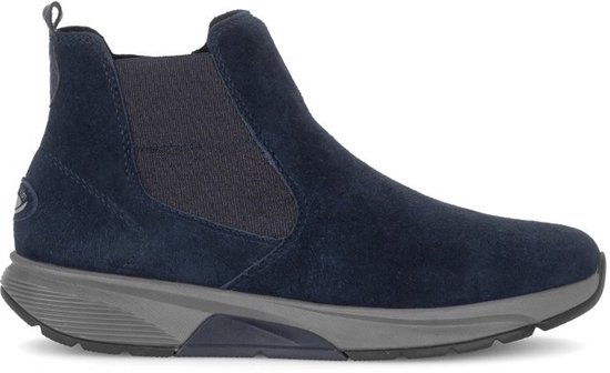 Bottine chelsea bleu marine en daim avec semelle grise et panneaux latéraux élastiques.