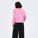 Achterkant van een model die een roze trui met lange mouwen en rode hartjesprint draagt.