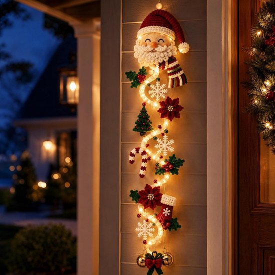 Verticale kerstdecoratie voor aan de deur met een gehaakte kerstman, sterren, bloemen en warm LED-licht.
