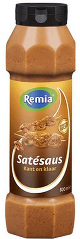 Fles Remia satésaus, kant en klaar, 800 ml. Bruine pindasaus met afbeelding van sateetjes op het etiket.