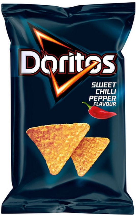 Donkerblauwe zak Doritos Sweet Chilli Pepper chips met twee driehoekige tortillachips en een rode chilipeper.