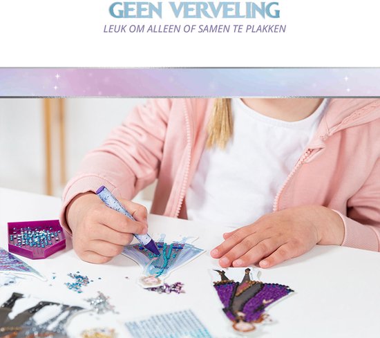 Handen van een kind die met een tool steentjes plakt op een Elsa-figuur. Geen verveling.