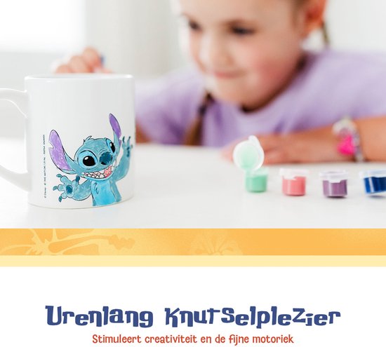 Kind schildert een Disney Stitch mok met zes verfpotjes op tafel, tekst: Urenlang knutselplezier.