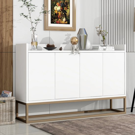 Modern wit dressoir met vier deuren en een goudkleurig metalen onderstel, geplaatst in een stijlvol interieur.