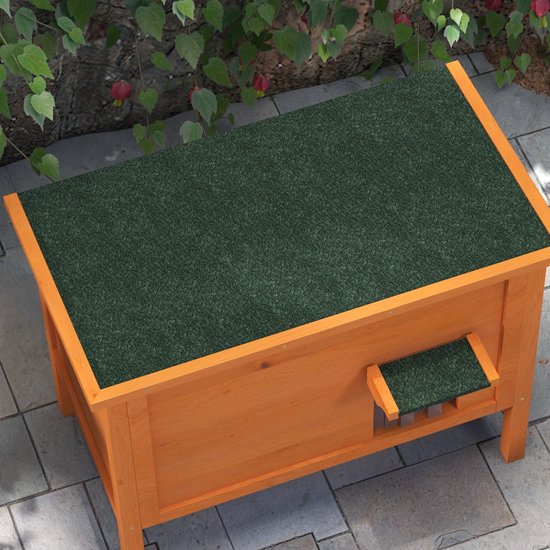 Bovenaanzicht van een oranje houten kattenhuis met een groen dak en een kleine luifel boven de ingang.