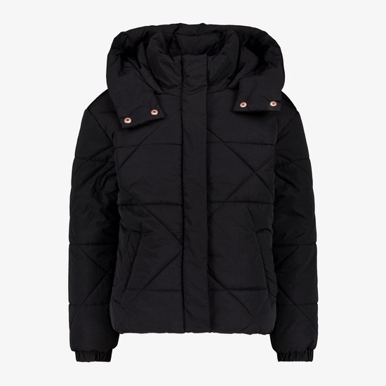 Zwarte winterjas met ruitvormige quilting, grote capuchon en rosegouden knopen.