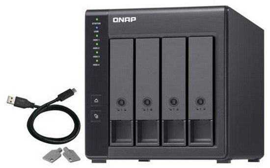 Vooraanzicht van een QNAP 4-bay opslagbehuizing, USB-kabel en twee beveiligingssleutels.