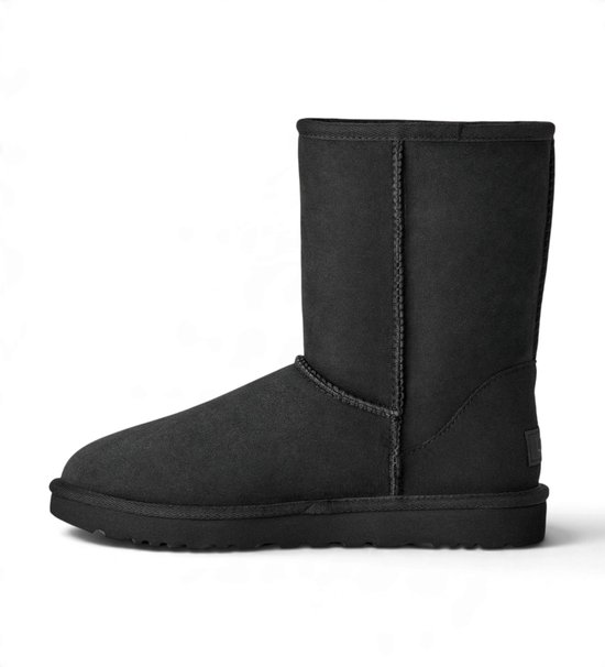 Zwarte UGG Classic Short II-laars van suède, zijaanzicht van de binnenkant.