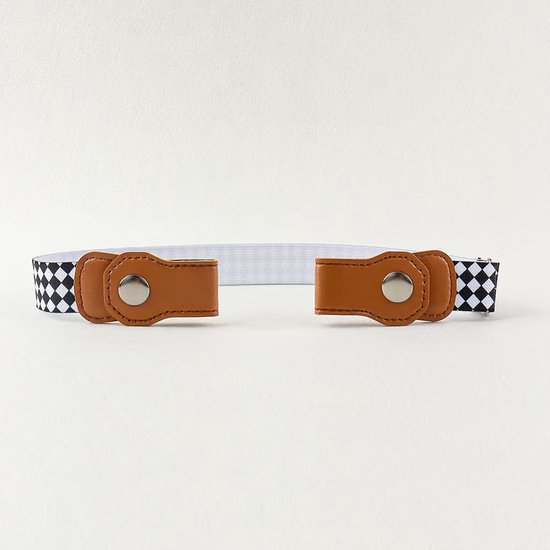 Zwart-wit geblokte riem zonder gesp, voorzien van bruine leren drukknopen, tegen een witte achtergrond.