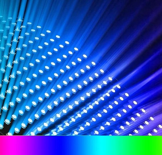 Abstracte close-up van kleurrijke led-pixels die blauw en paars licht uitstralen.