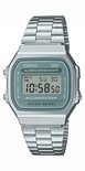 Casio vintage digitaal horloge met zilverkleurige stalen band en grijsgroen display met 'Illuminator' tekst.