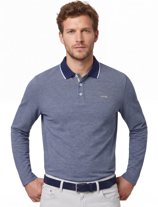 Model draagt een blauwe polo met lange mouwen, donkerblauwe kraag en witte broek.