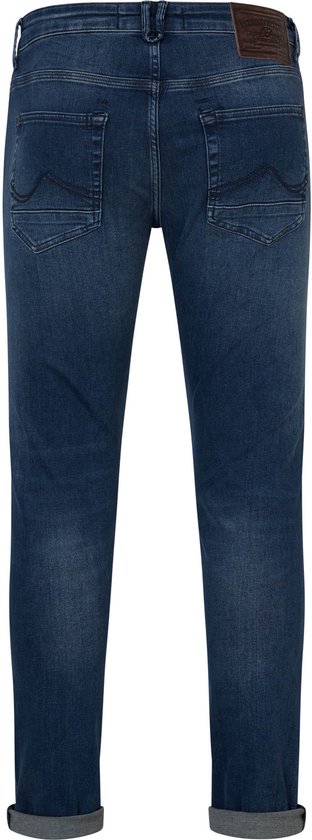 Donkerblauwe slim fit jeans, met de achterkant naar de kijker.