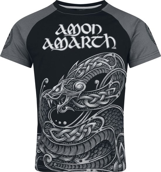 T-shirt noir avec manches raglan grises, logo Amon Amarth sur le haut et imprimé serpent détaillé en bas.
