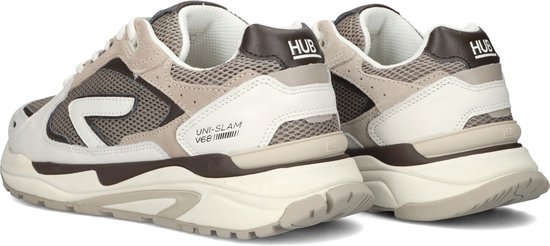 Achterkant van beige en witte HUB sneakers met een dikke zool en 'UNI-SLAM V68' en 'HUB' tekst op de hiel.