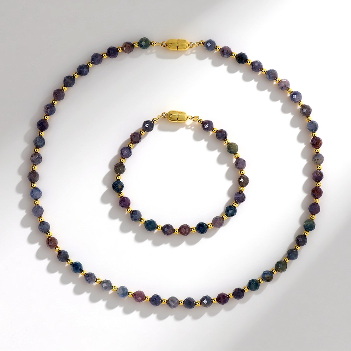 Cavill - 925 Zilver Verguld Sieradenset - Mozambique Saffieren 13,24 ct & Gouden Hematiet - Elegante Ketting & Armband met Magneetsluiting