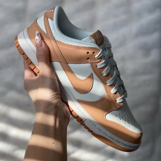 Nike Dunk Low sneaker in sail, cognac en oranje, met een leren bovenwerk en witte veters.