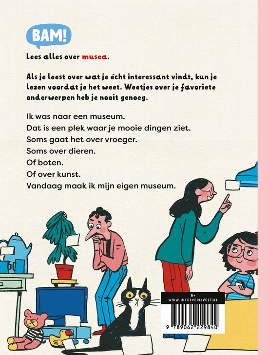 Kinderen en een volwassene kijken naar een museumstuk. Een kat staat voor een blauwe kast.