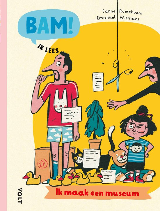 Twee kinderen en een man in een museum. Een vrouw met schaar en een kat.