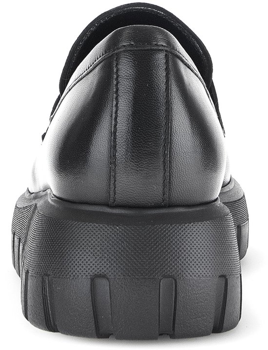 Zwarte leren penny loafer met dikke profielzool, achteraanzicht.