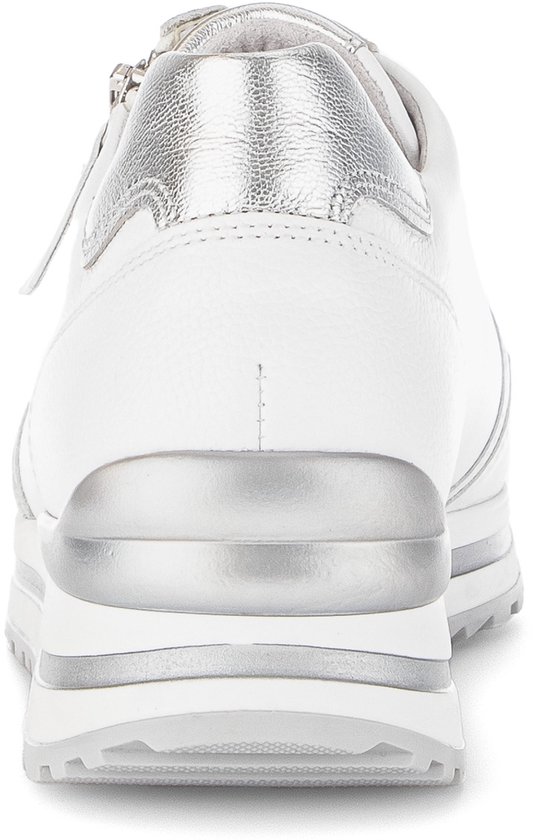 Achterkant van een witte Gabor sneaker met zilveren details en dikke zool.