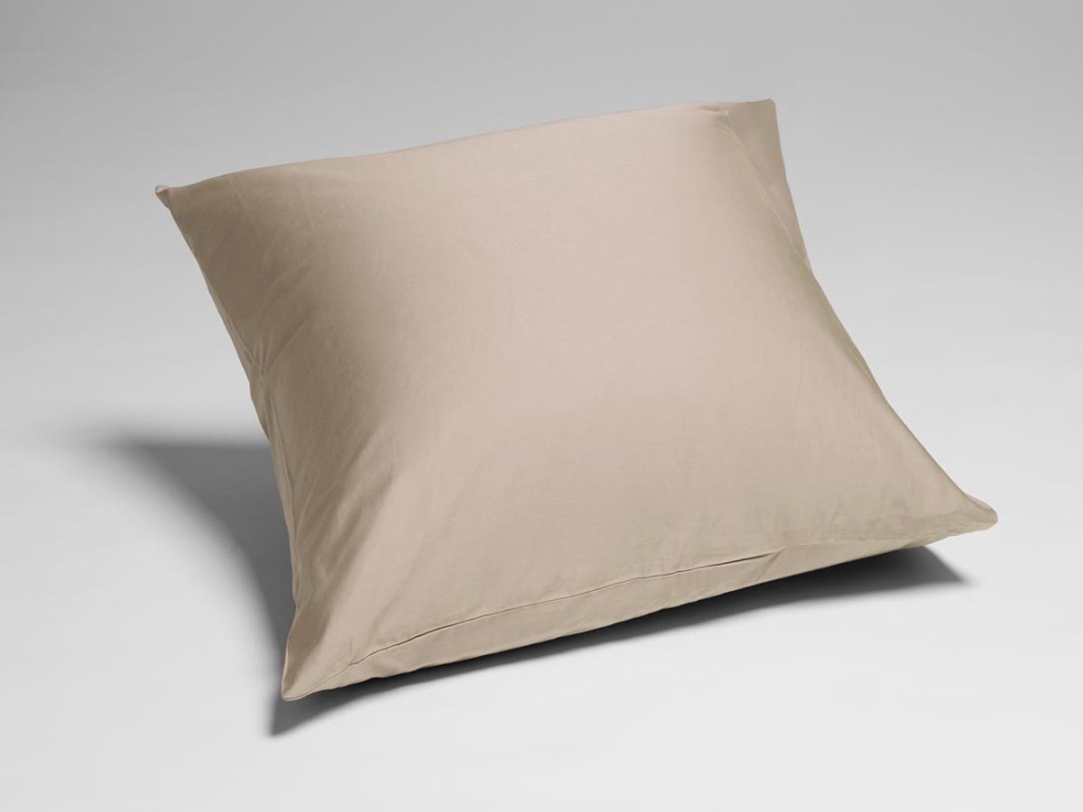 Yumeko kussensloop katoen satijn warm taupe 65x65 - Bio, eco & fairtrade - 1 stuk